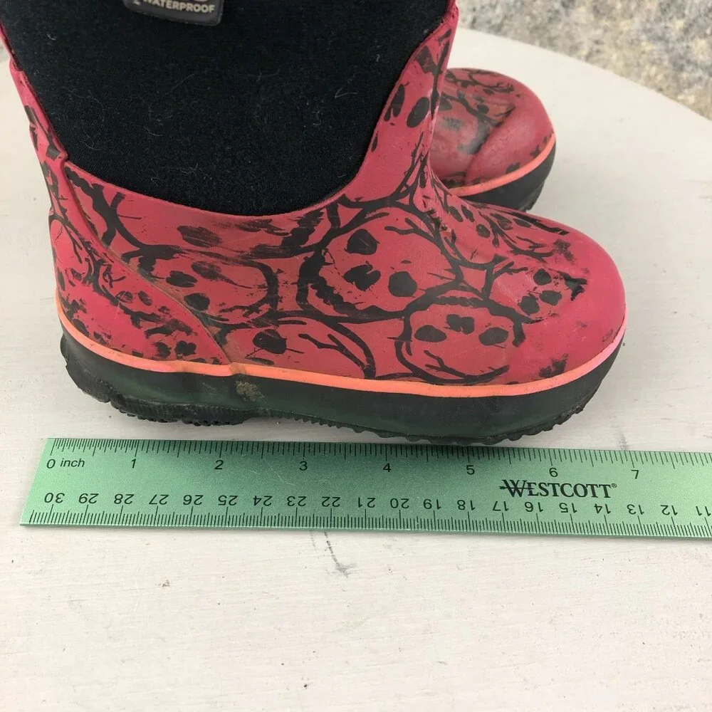 Bogs Infants Size 7 Classic Skulls Red Black Closed Toe PullOn Winter Boots FAIR